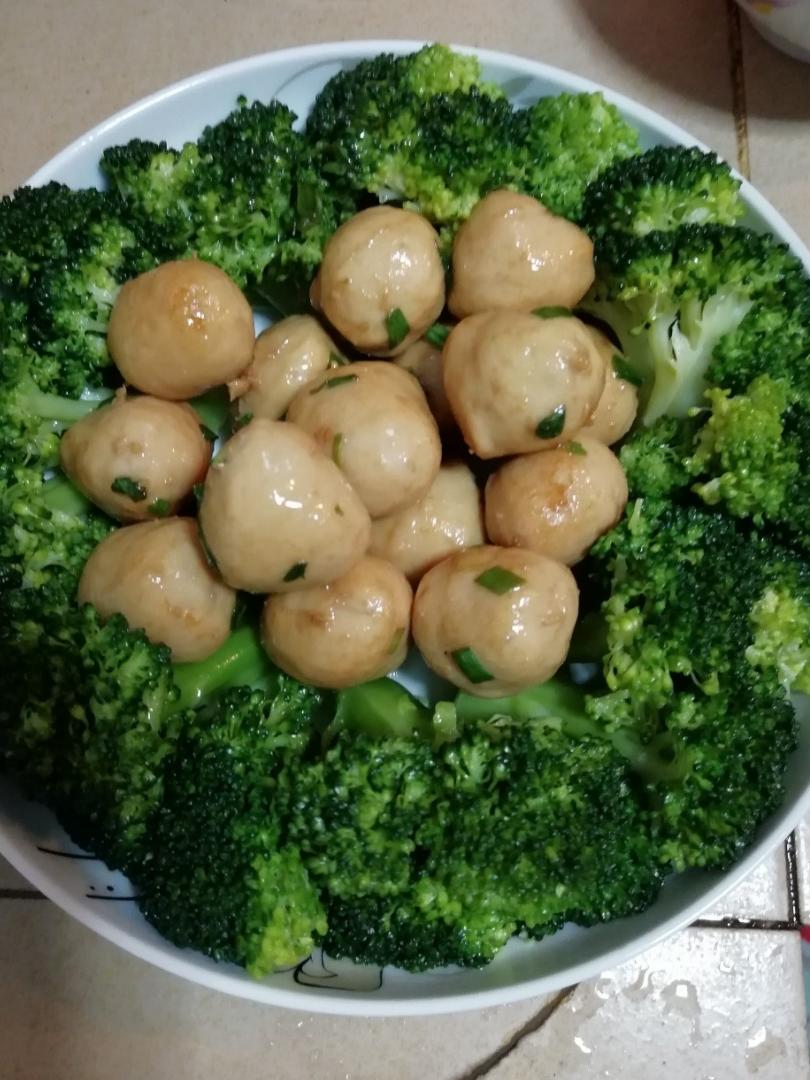 西兰花肉丸（摆盘）