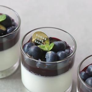 香草&蓝莓意式奶冻：韩国甜品店主厨的私房配方Blueberry&Vanilla Panna Cotta的做法 步骤1