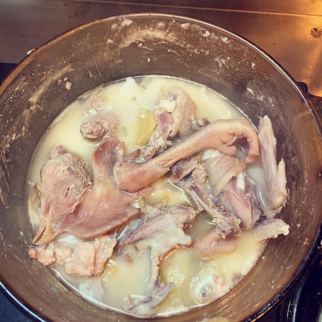 椰子芋头芡实鸡煲