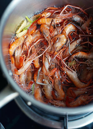 江南最接地气的吃法 | 酱油河虾的做法 步骤3