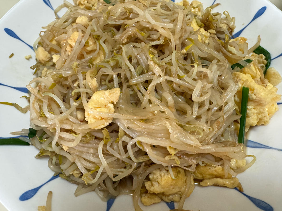 到今天才知道，豆芽竟然可以炒鸡蛋