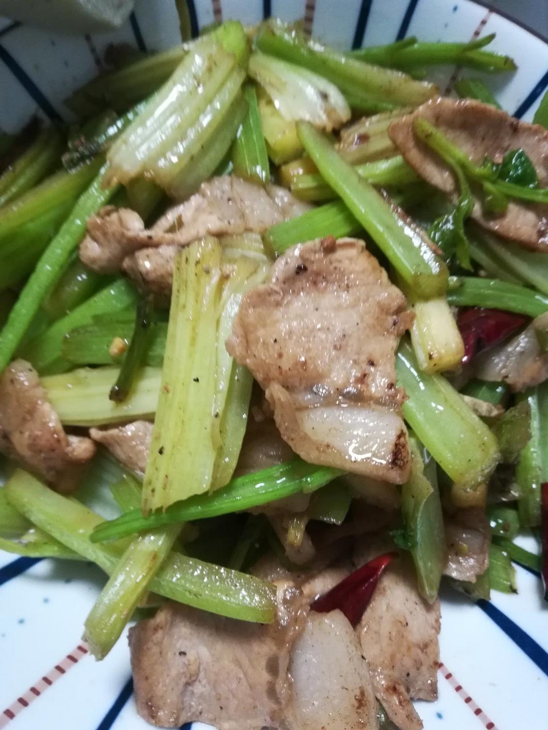 能干三碗饭的芹菜炒肉