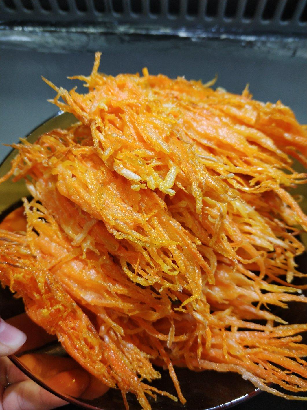 香脆美味的炸胡萝卜丝   （营养美味.护肤养颜）