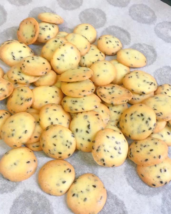 小时候的味道 — 芝麻鸡蛋薄脆饼干