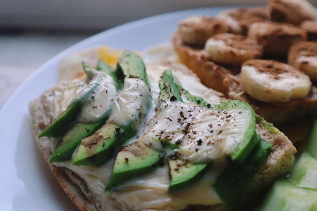 夏天快手健康早餐-牛油果芝士开放三明治（减脂增肌okk）