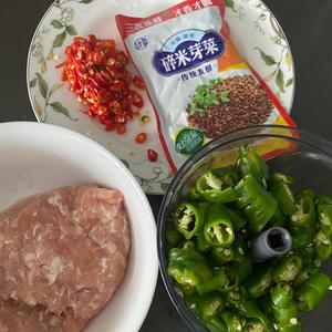 快手饭扫光-鸡米芽菜的做法 步骤1