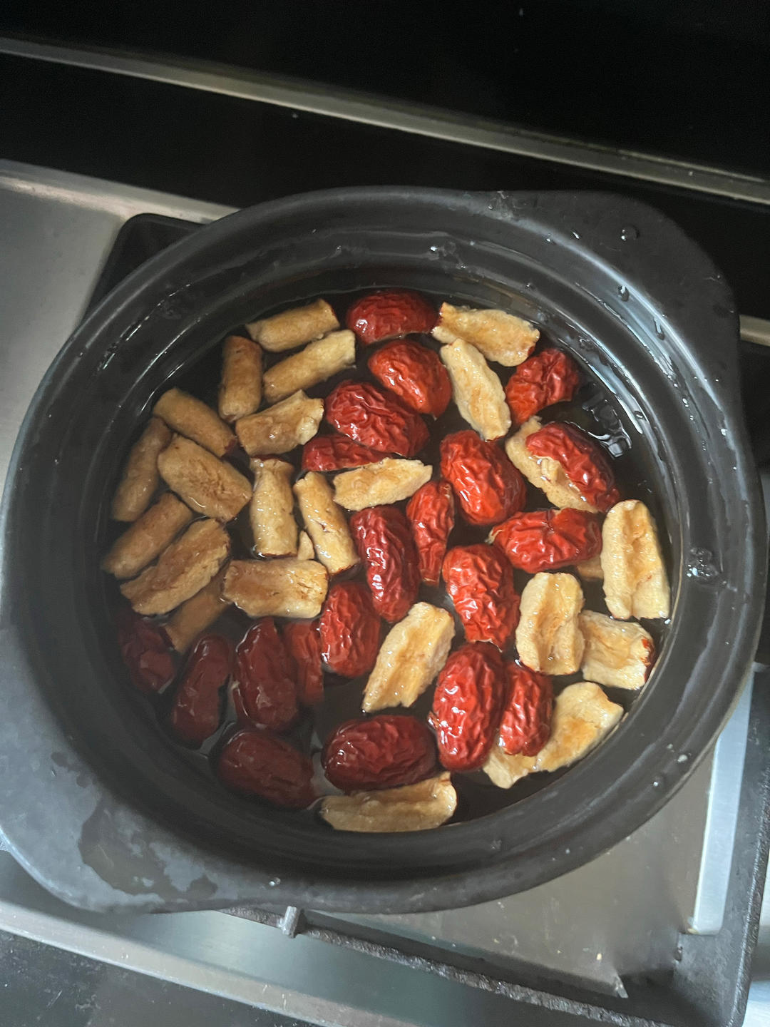 《桃胶皂角米雪燕银耳牛奶羹》据说一碗等于敷30片面膜的功效