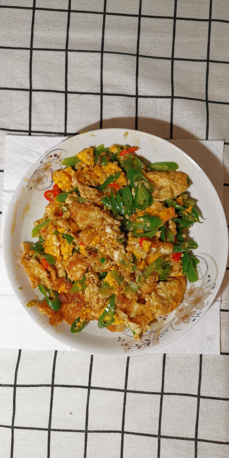 双椒炒荷包蛋的做法