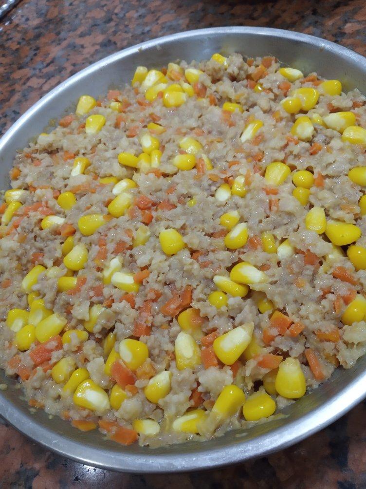 蒸胡萝卜玉米肉饼