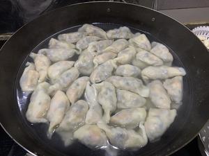 香极了的🥟素酸汤水饺🥟（香菇木耳胡萝卜馅）的做法 步骤9