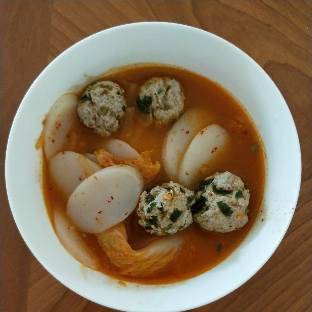 泡菜鱼饼年糕汤