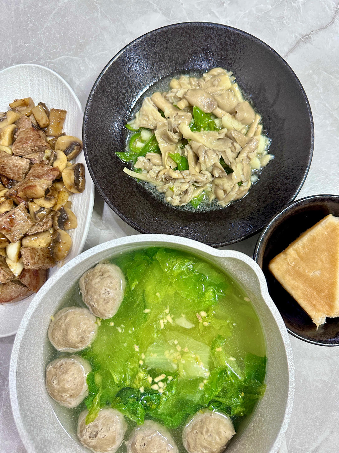 黑椒牛肉粒炒口蘑