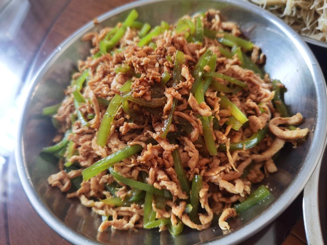 巨好吃的青椒炒鸡胸肉丝，超下饭