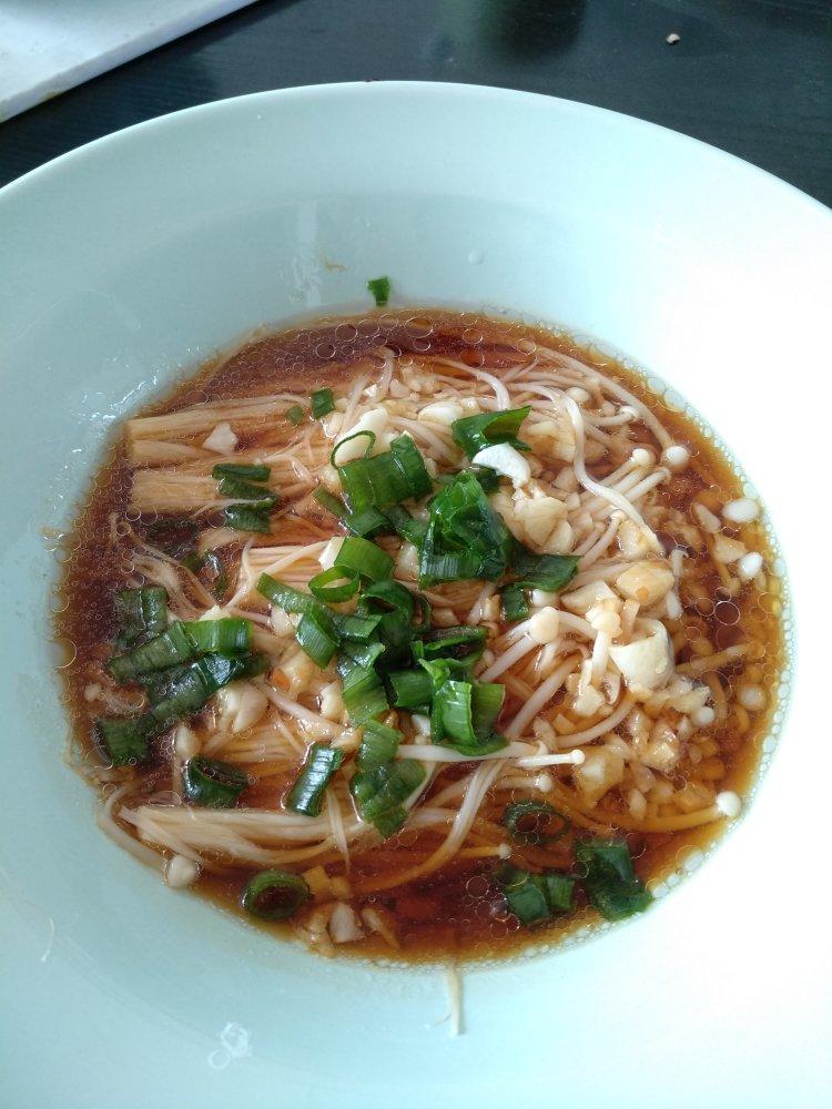 葱油金针菇——10分钟快手菜，你绝对不能错过的美味~