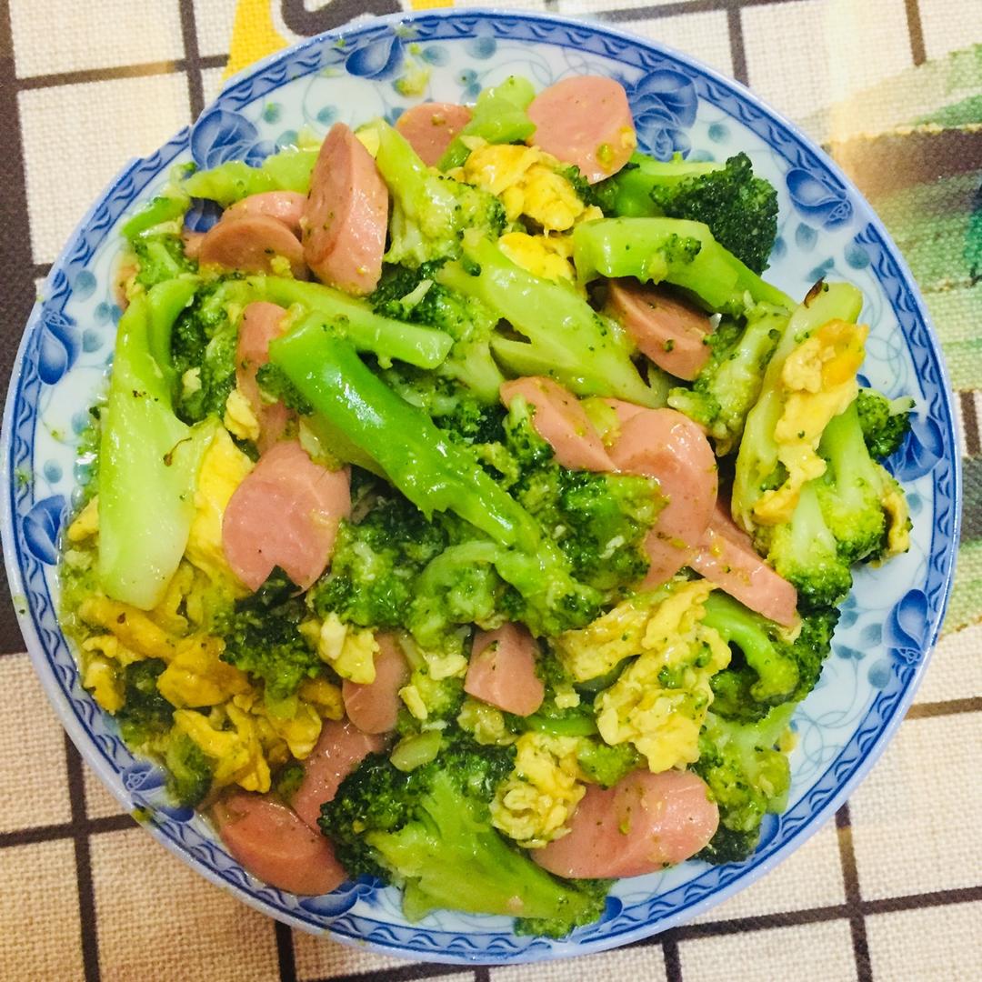 {☀快手晚餐☀}火腿肠滑蛋西兰花