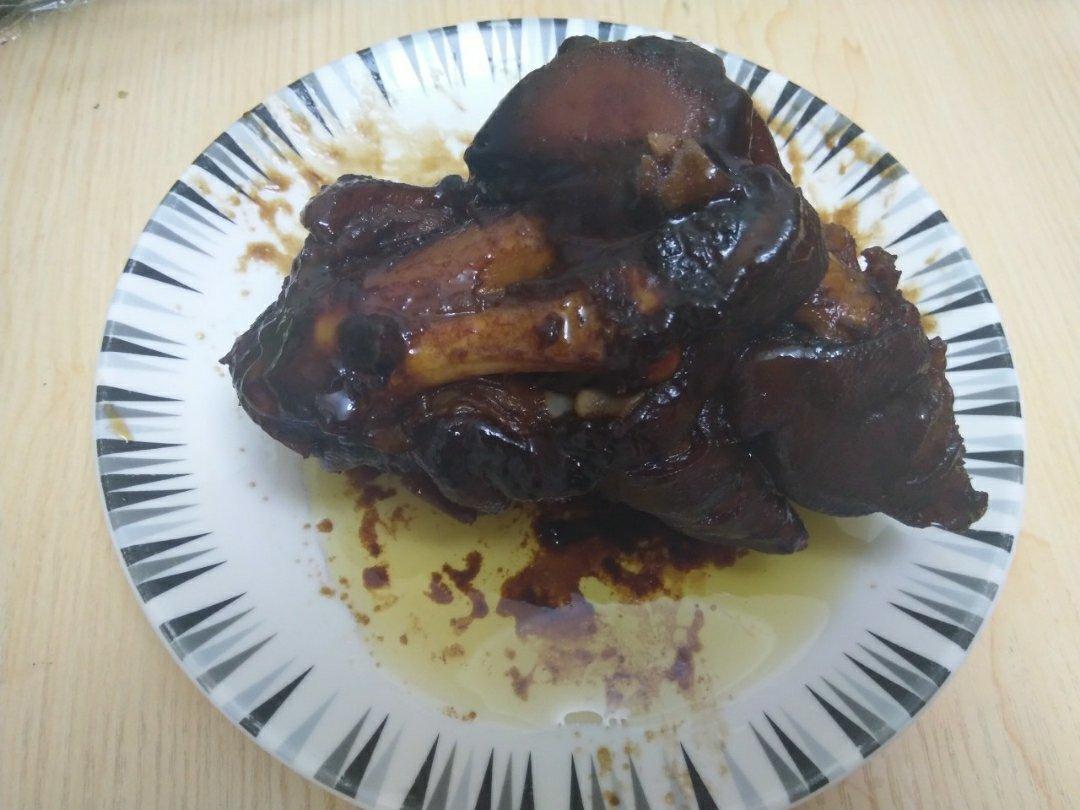 勤劳的喵喵爱厨房做的可以卤进全世界的红卤水,过年有的吃了.