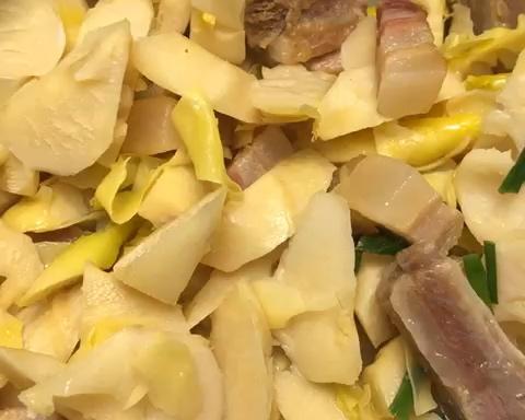 临安土家菜腌咸肉春笋煲的做法