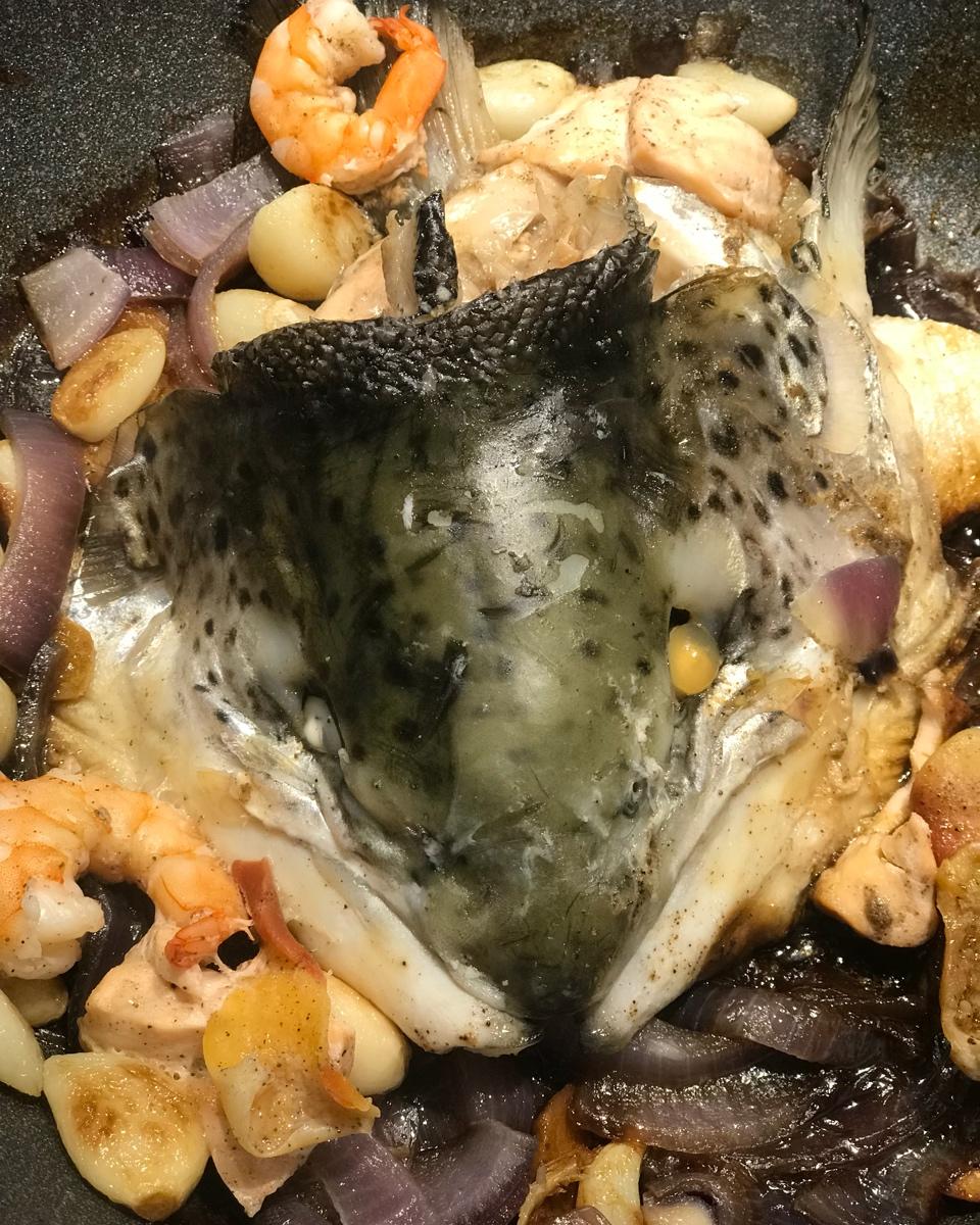 砂锅焗三文鱼鱼头