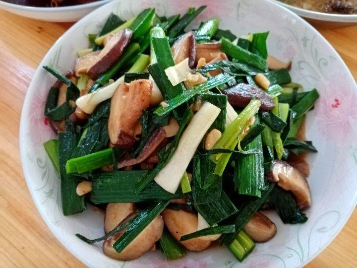 比肉好吃的降脂家常菜香菇炒蒜苗