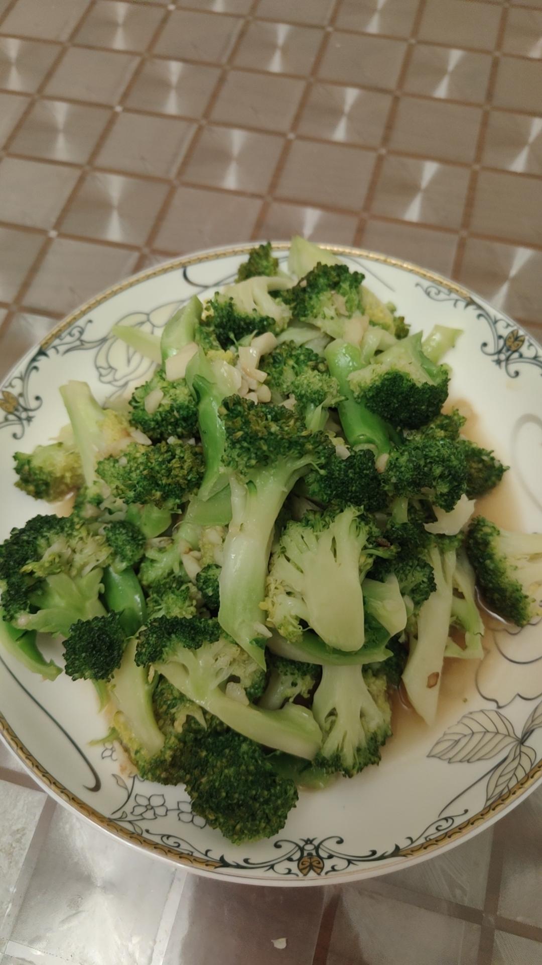 蒜香西兰花【太太乐鲜鸡汁芝麻香油】