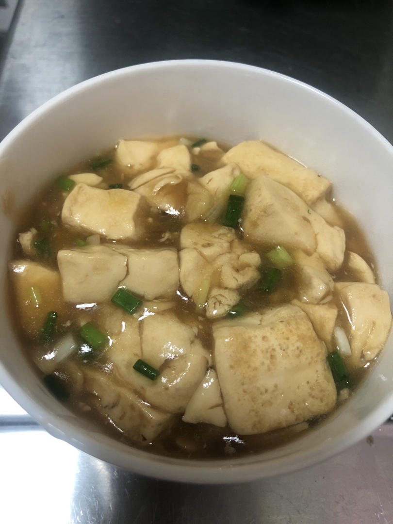 不放肉也超下饭的葱焖豆腐