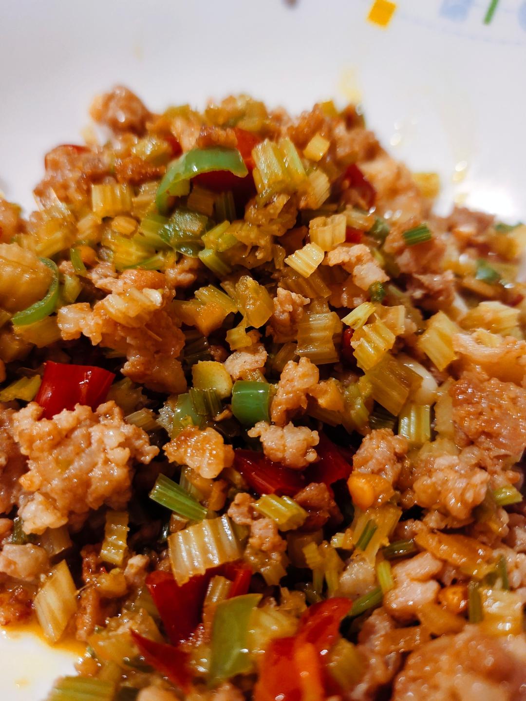 芹菜肉末（有超级下饭的秘诀！）