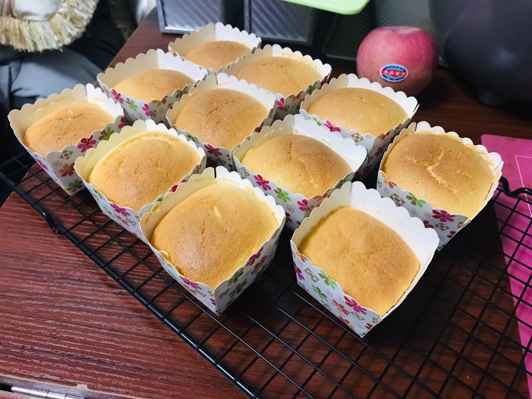 戚风杯子蛋糕^_^不开裂不回缩喔～