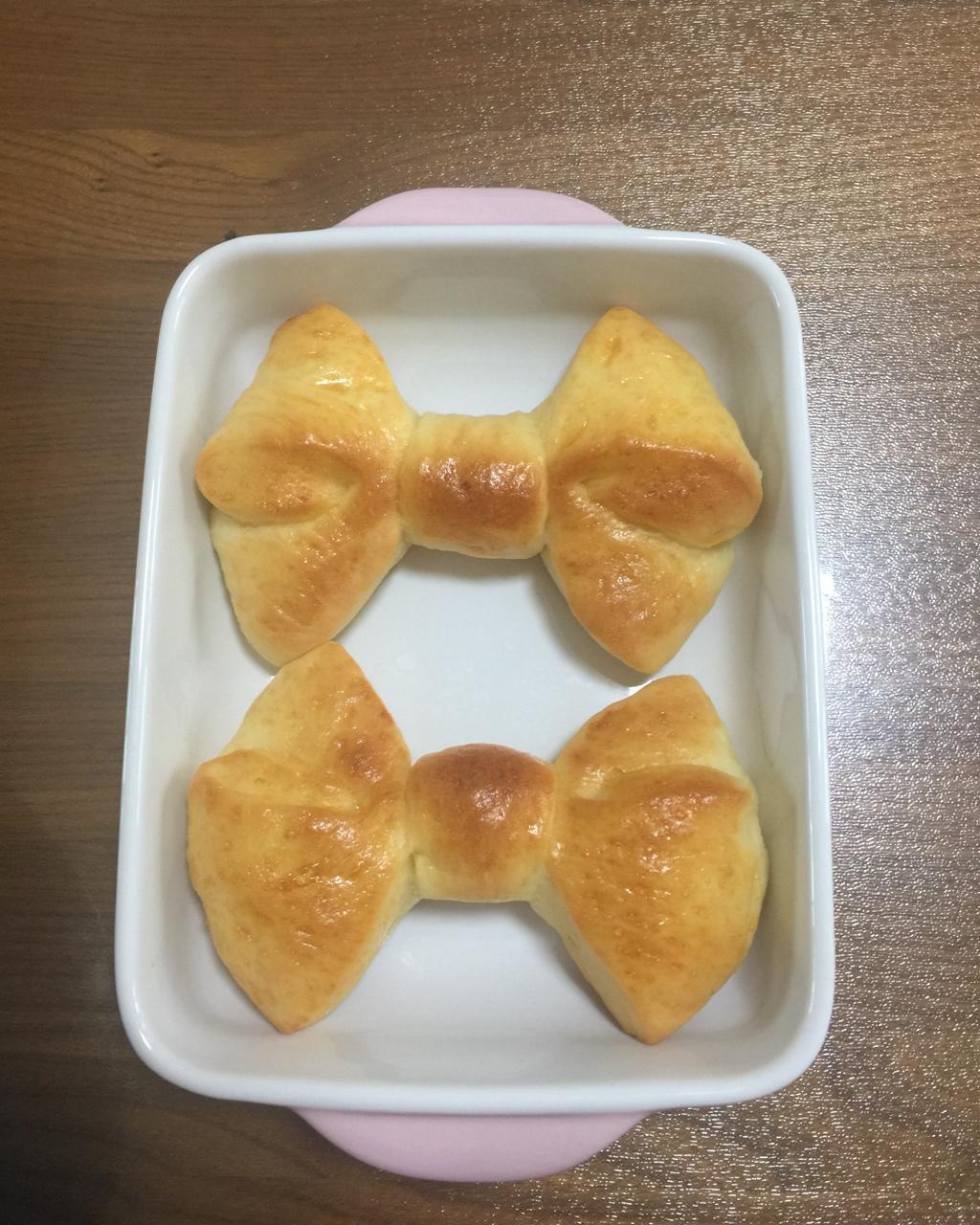 译心爱豆豆做的蝴蝶结面包做法