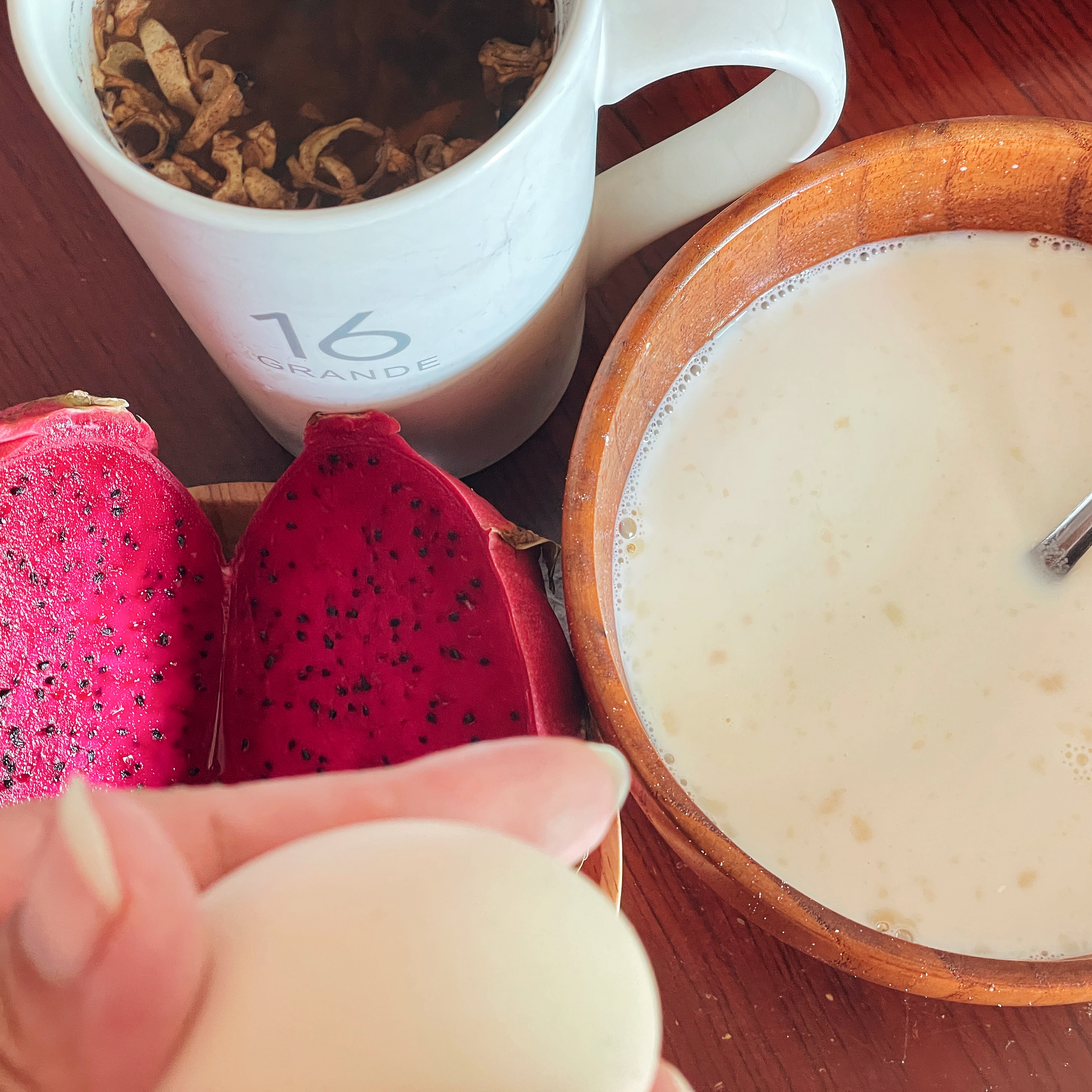 养生早餐：蛋白质牛奶+鸡蛋+火龙果+坚果的做法