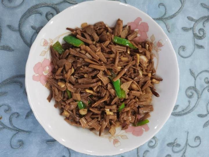 〈干黄花菜炒肉〉，简单下饭。欣小厨 😉