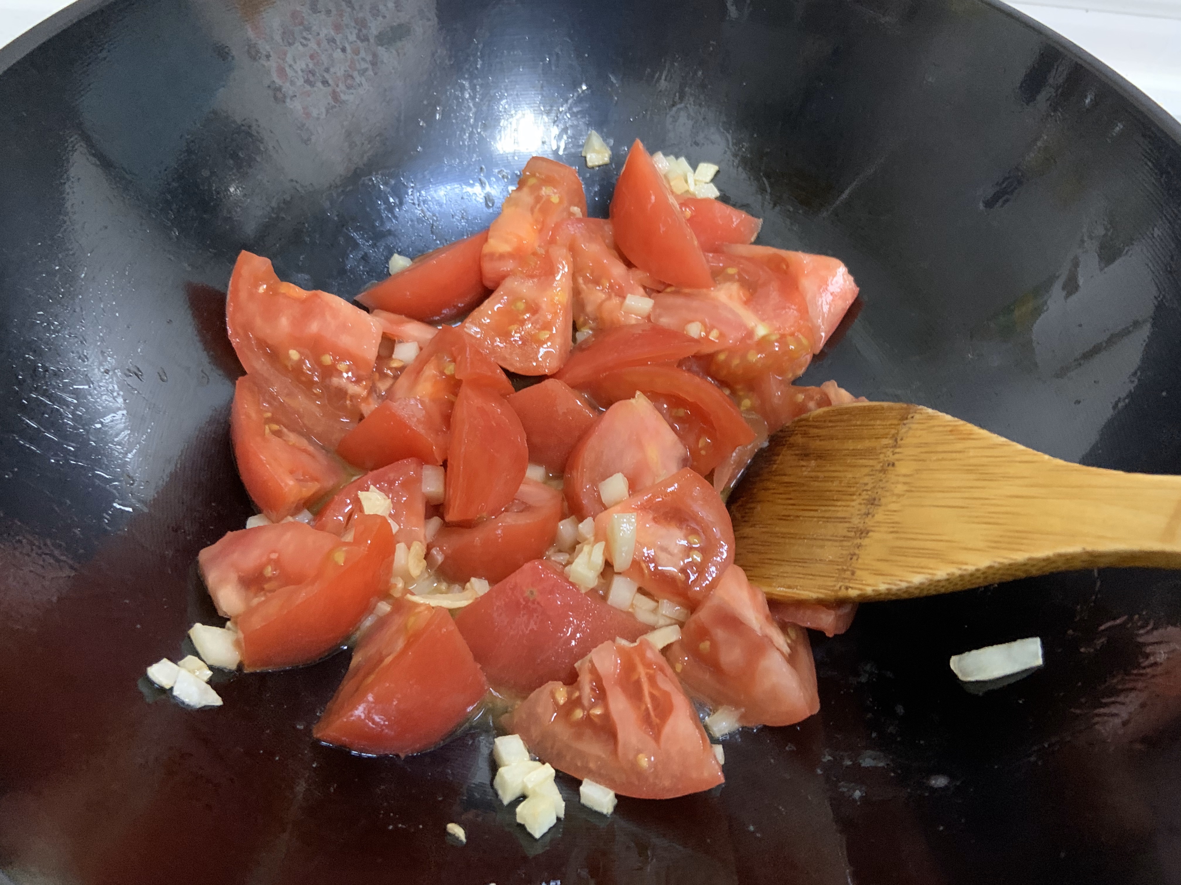 超快的番茄金针菇肥牛煲的做法 步骤3
