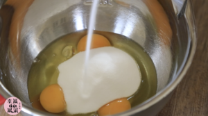 全蛋法打发原味海绵杯子蛋糕的做法 步骤4