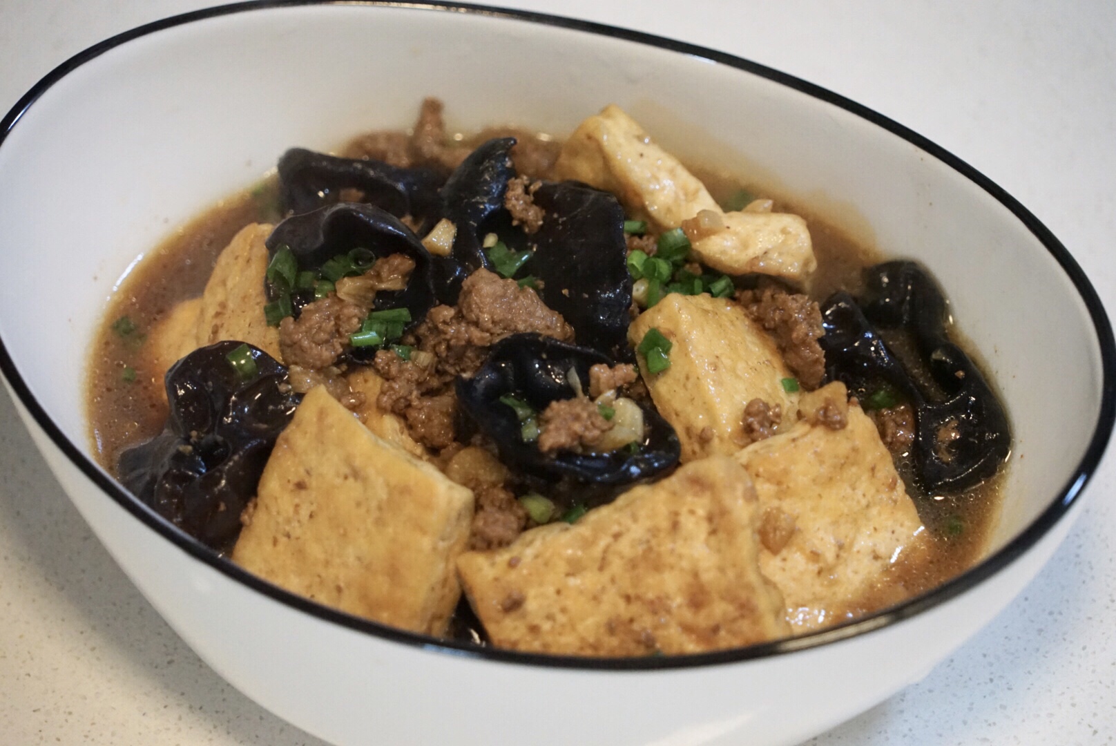 汤鲜味美  清淡有营养。         牛肉炖老豆腐😋