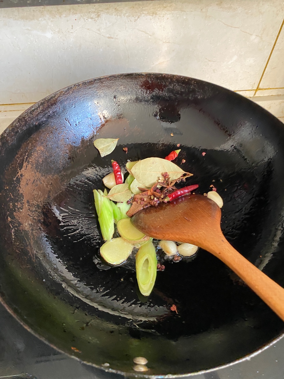 经典红烧味牛腩炖土豆的做法 步骤4