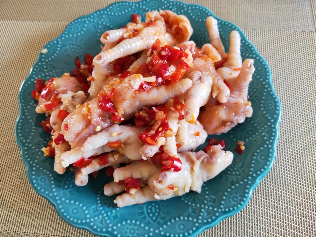 两步就可以做出好吃的～剁椒凤爪的做法