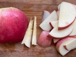 补血润肺的苹果枸杞汤的做法 步骤1