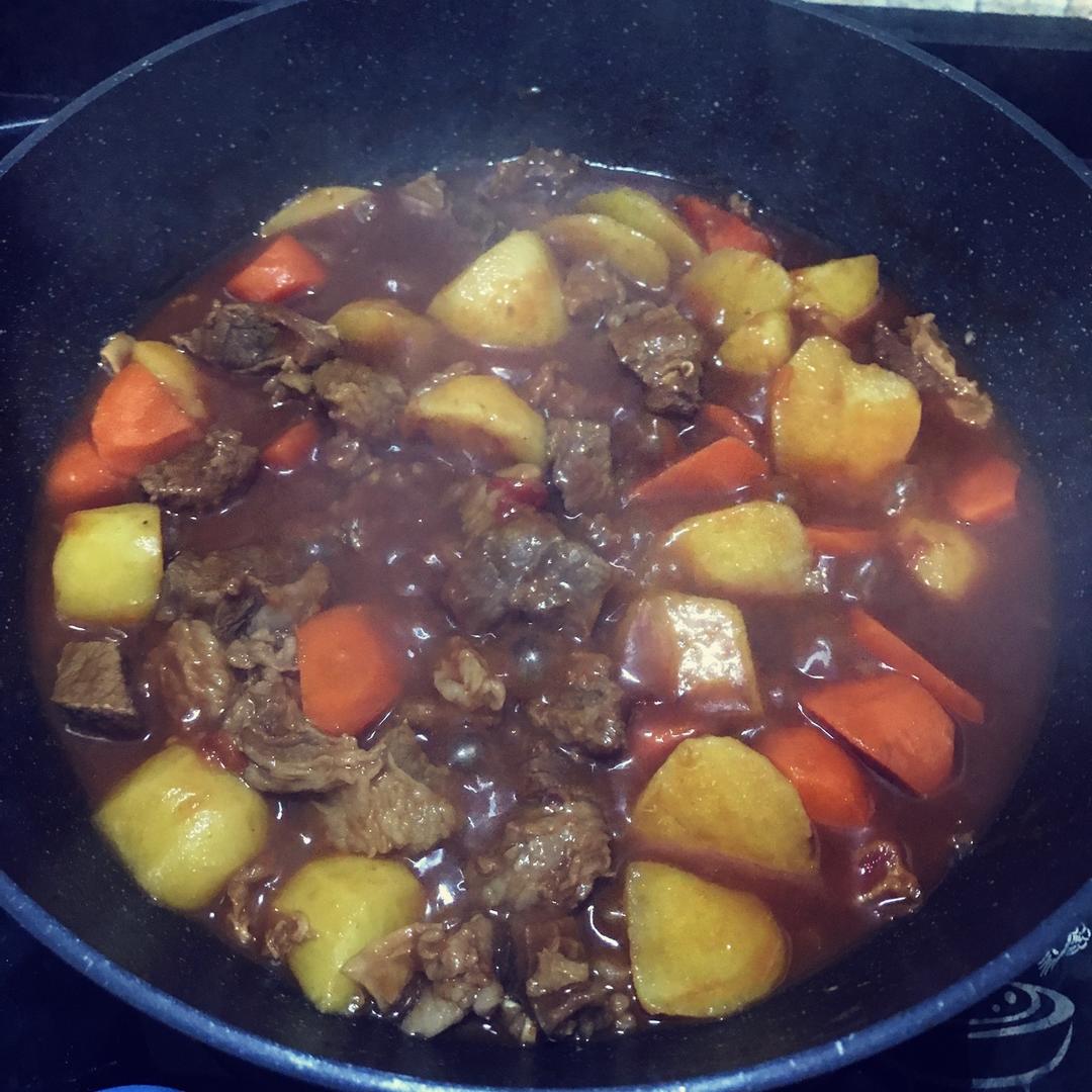 番茄土豆胡萝卜牛腩（牛肉鲜嫩的独家秘诀）