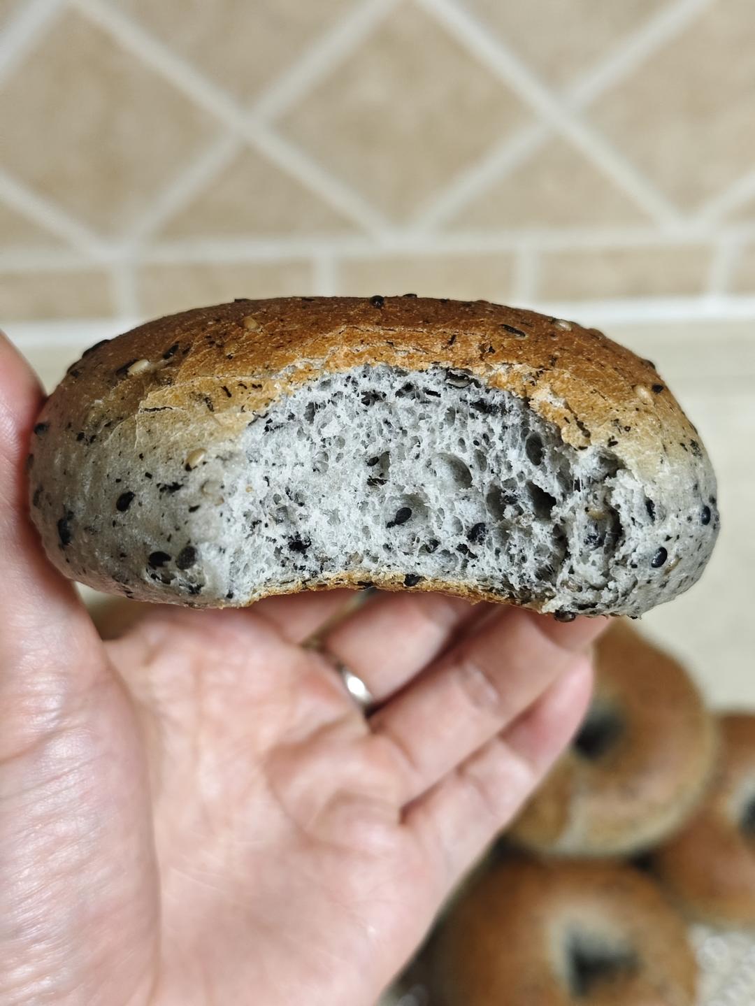 咸香黑芝麻贝果