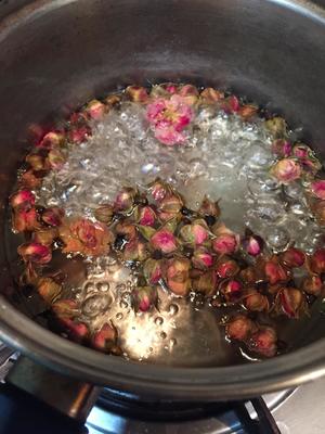 玫瑰花水煮燕窝的做法 步骤1