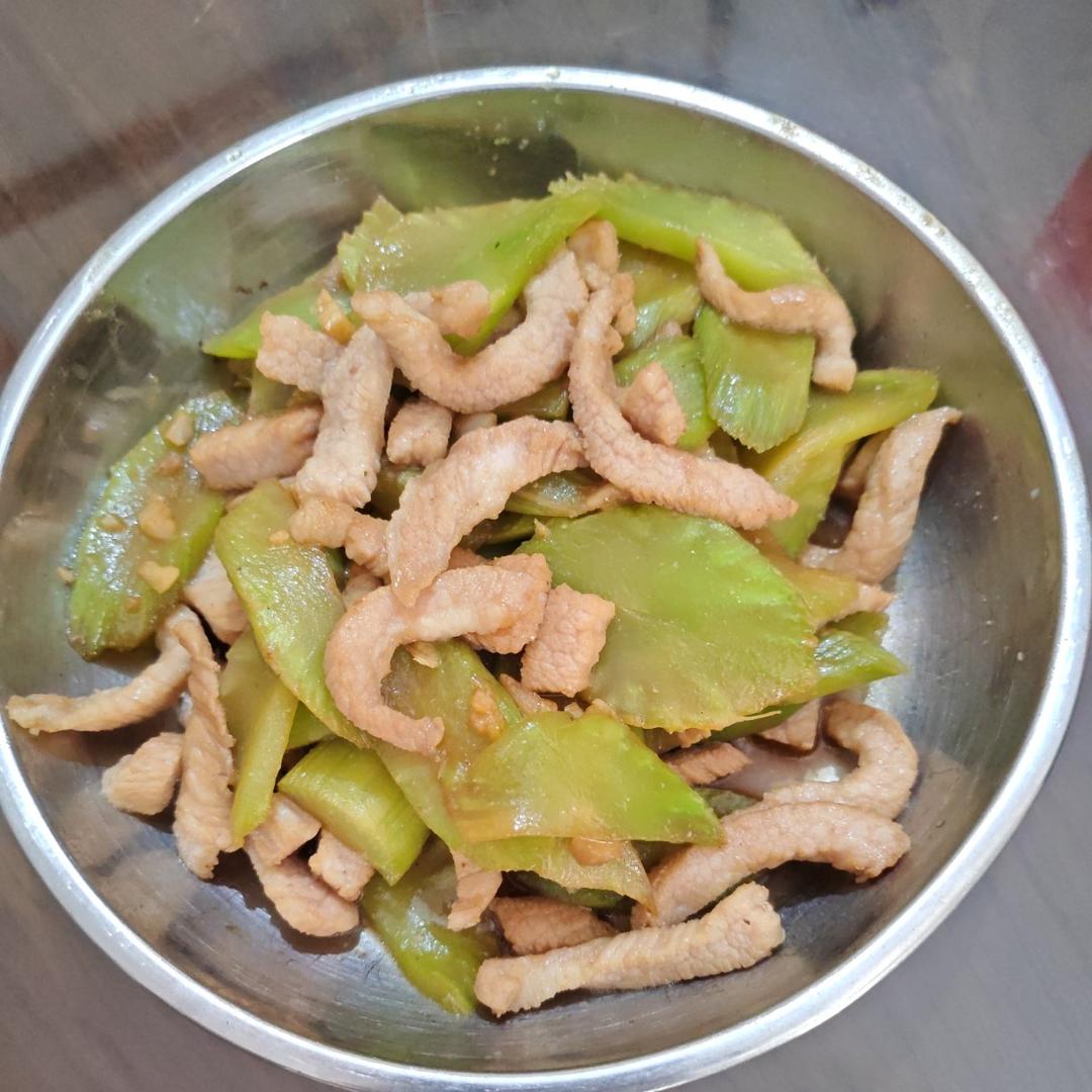 简单好吃下饭的莴笋炒肉来啦！