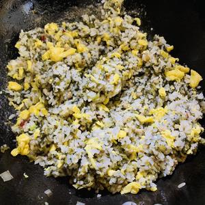 鸡蛋炒饭（肉末雪里蕻版）的做法 步骤10
