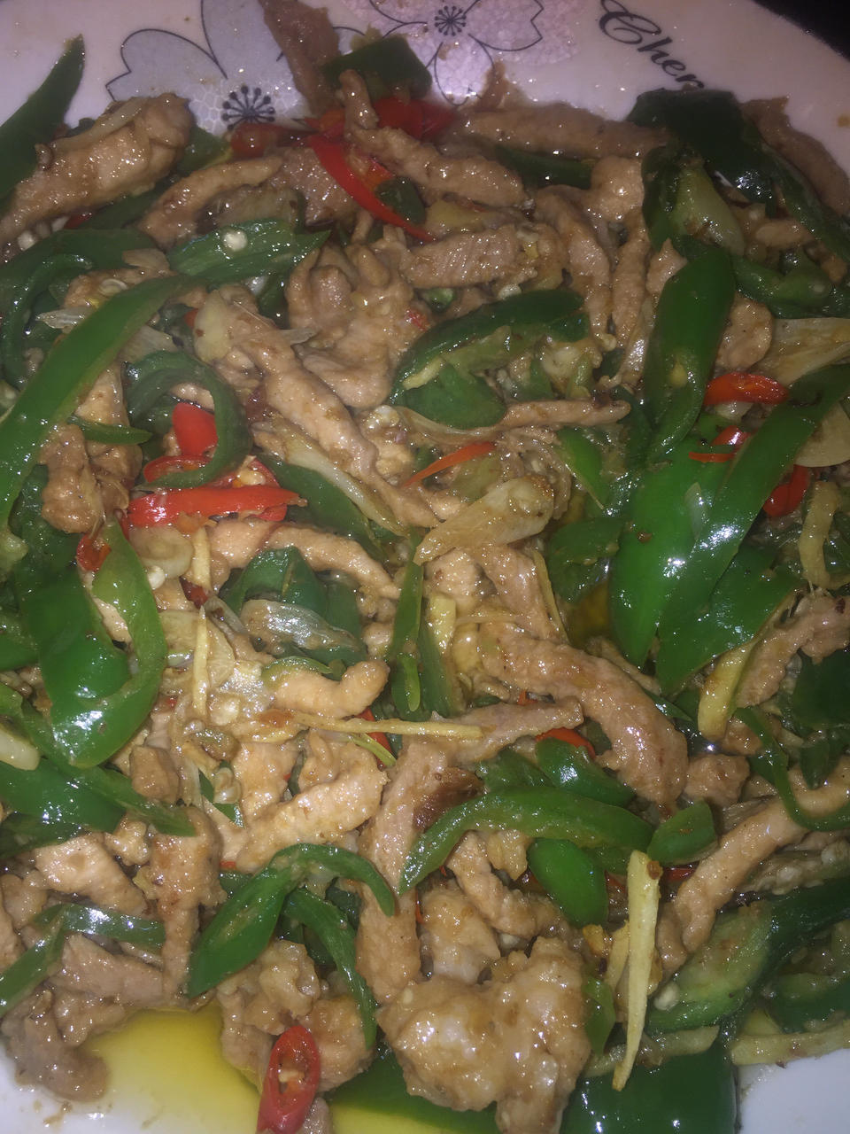 经典的家常菜，青椒炒肉丝，简单的食材也能做出如此美味