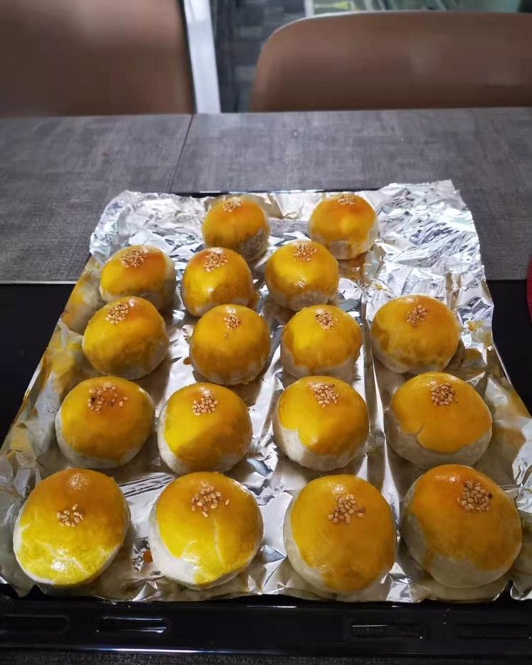 蛋黄酥 Danhuangsu