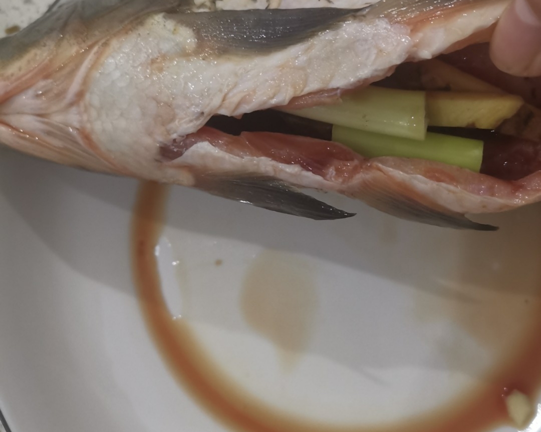 傣味酸笋烩鱼的做法 步骤2