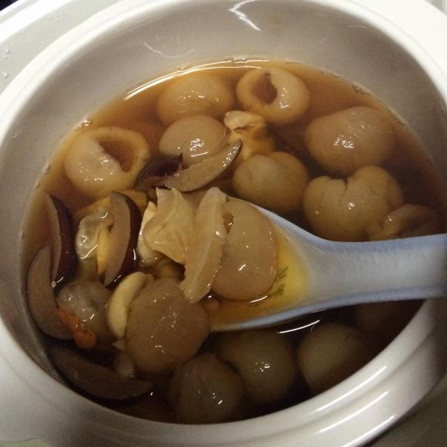 桂圆莲子炖鱼胶的做法