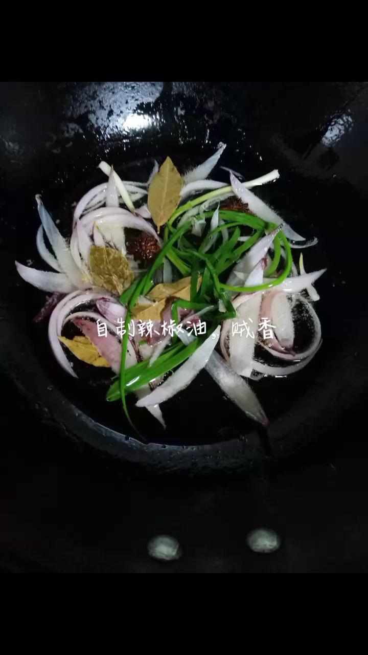 用辣椒面做的家庭自制万能辣椒油-简易版！贼香