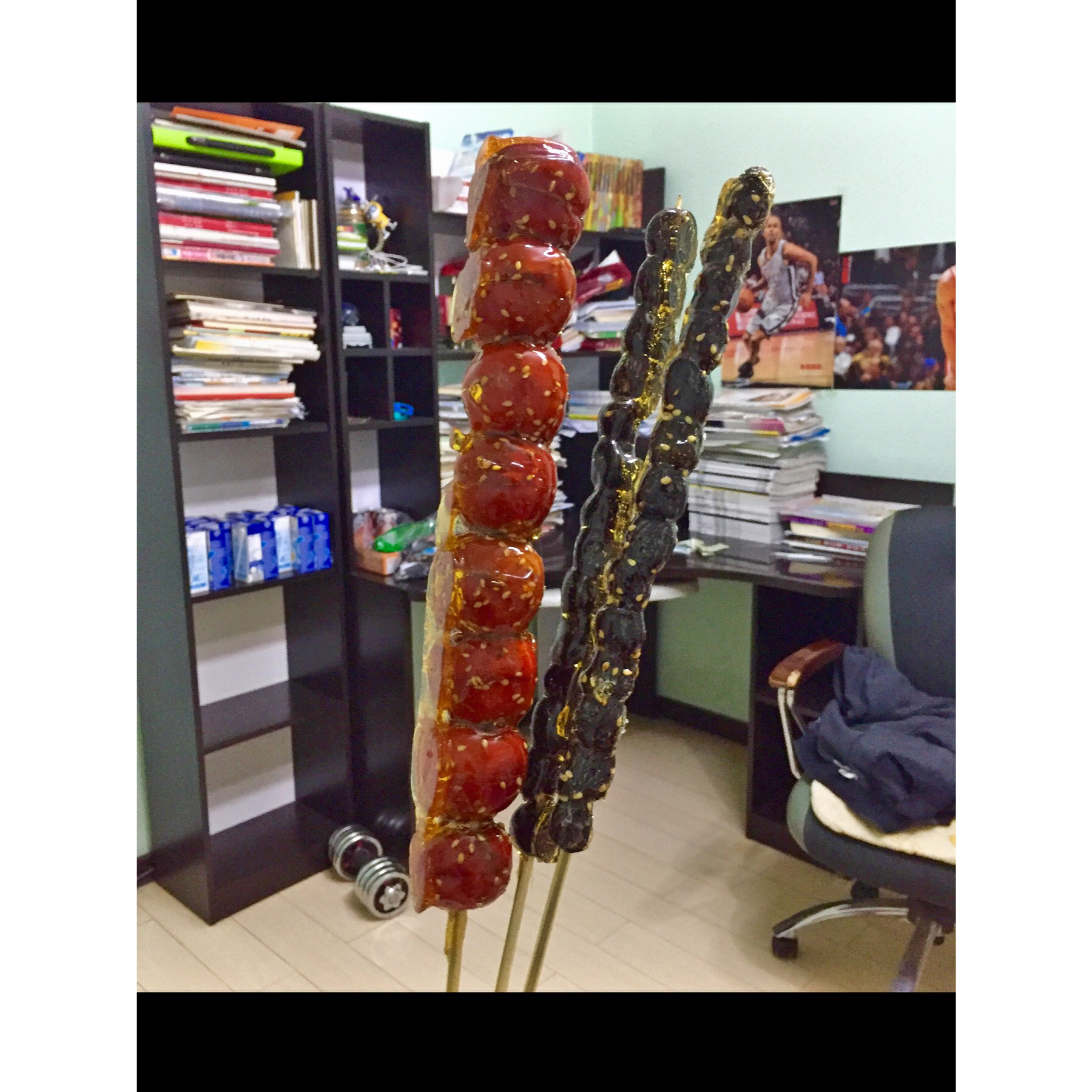 作品 小美-47做的晚餐2015年10月27日 冰糖葫芦,山楂和黑枣的,冬天街
