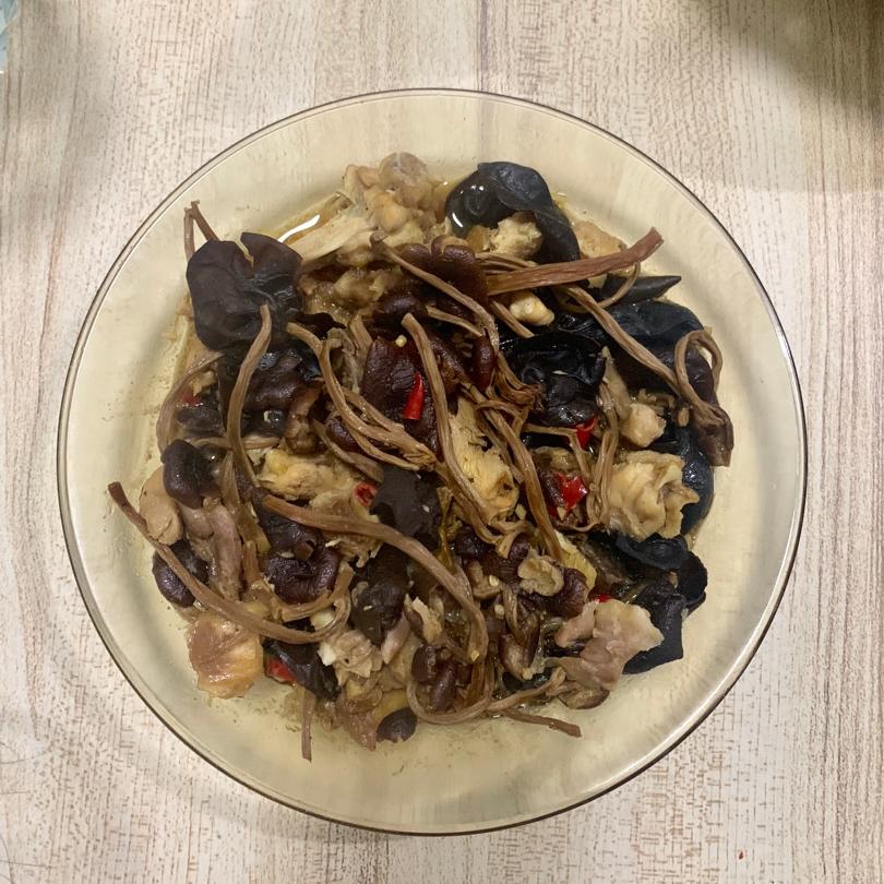 爱吃茶树菇吗？爱吃木耳吗？爱吃鸡吗？来一道茶树菇木耳蒸滑鸡