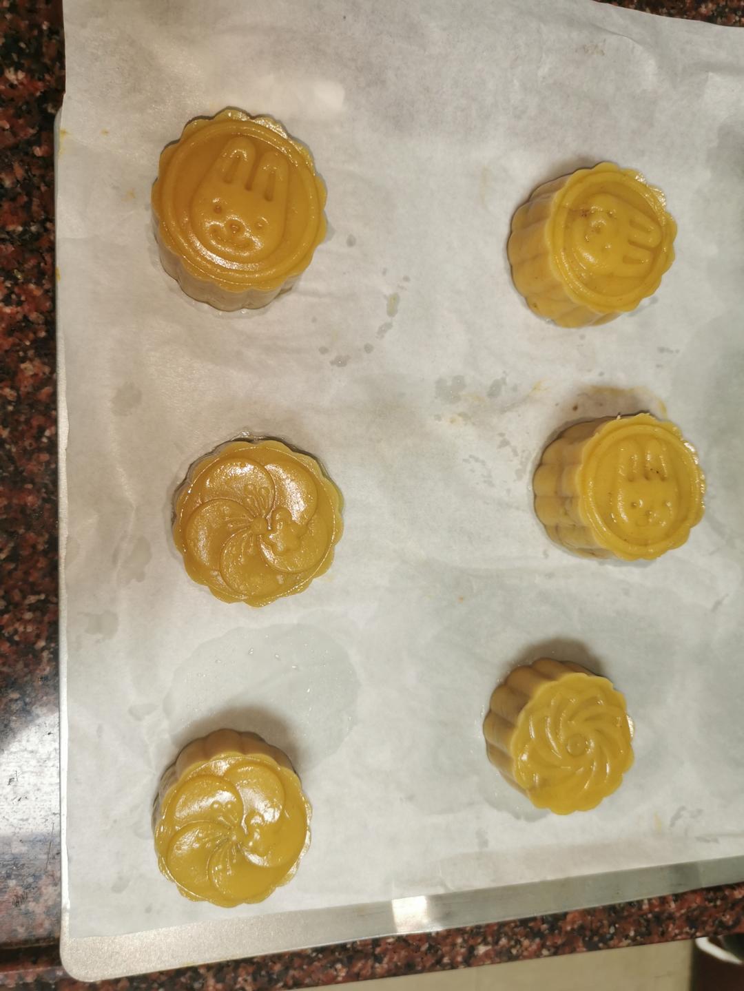 广式月饼（莲蓉蛋黄/豆沙蛋黄/凤梨）