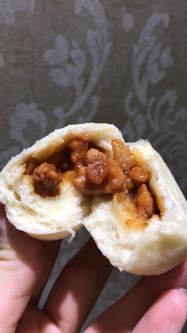 云朵般松软爆浆蜜汁叉烧包